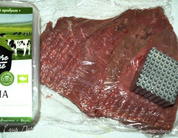 Телятину разрезаем пополам не до конца. Разворачиваем, как книжку. Накрываем пищевой пленкой и отбиваем. Стараемся отбить как можно тоньше, но нужно не повредить кусок.