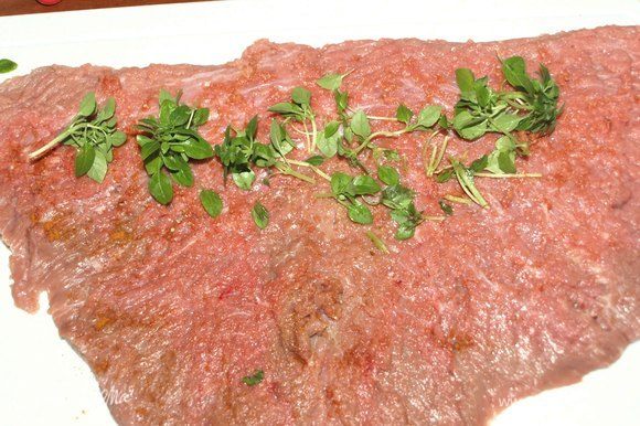 Мясо смазать солью и перцем (приправы на свое усмотрение). Отступаем от края примерно 1 см и выкладываем базилик.
