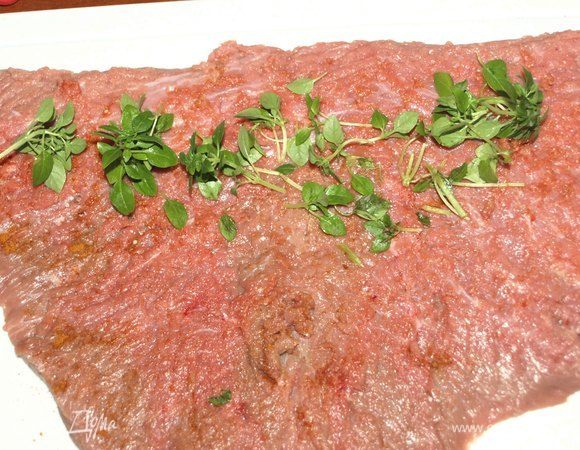 Мясо смазать солью и перцем (приправы на свое усмотрение). Отступаем от края примерно 1 см и выкладываем базилик.