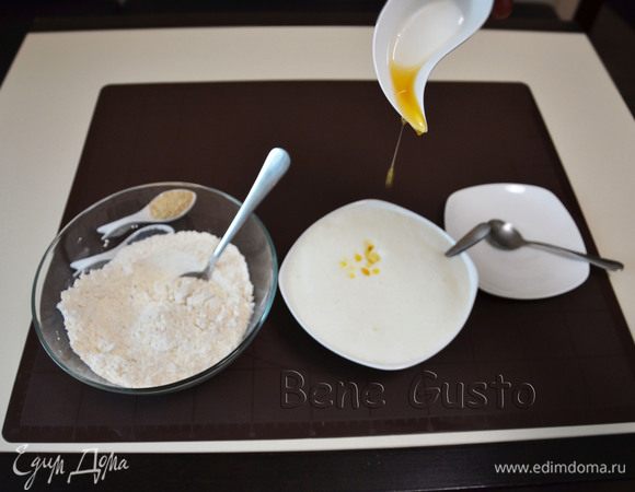 В миску с кефиром добавляем растительное масло и мед. Хорошо перемешиваем.