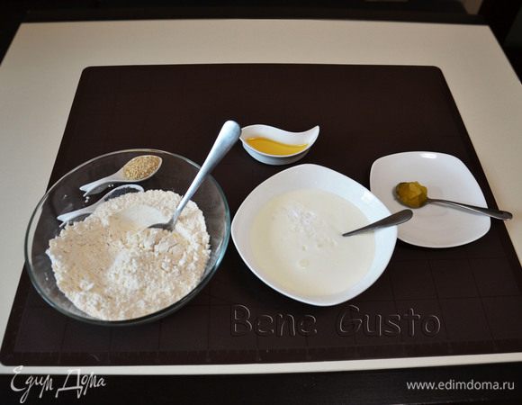 В отдельную миску наливаем кефир, всыпаем соду и оставляем на 5 минут. В это время кефир погасит соду. Смесь немного увеличится в объеме.