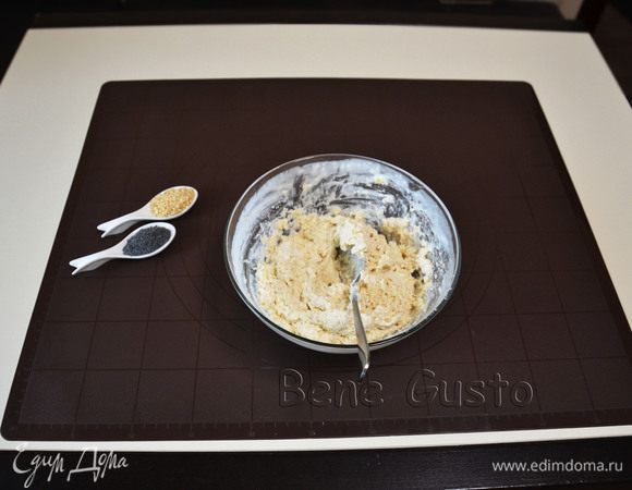 В сухие ингредиенты выливаем кефирную смесь и хорошо перемешиваем, чтобы не было комочков. Добавляем мак и обжаренный кунжут, еще раз хорошо перемешиваем.