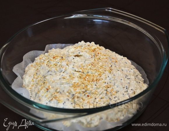 Форму выстилаем пергаментом или смазываем растительным маслом. Выкладываем тесто и ставим в разогретую до 200°C духовку и выпекаем 40–45 минут. Время приготовления зависит от размера формы. Готовность проверяем деревянной шпажкой.