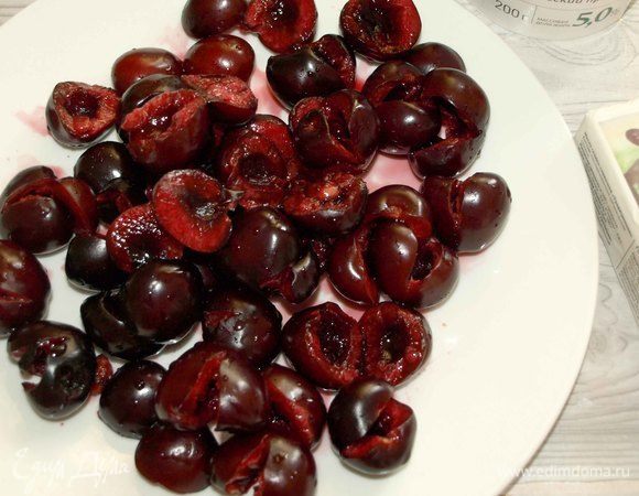 Черешню хорошо промыть. Удалить хвостики и косточки.