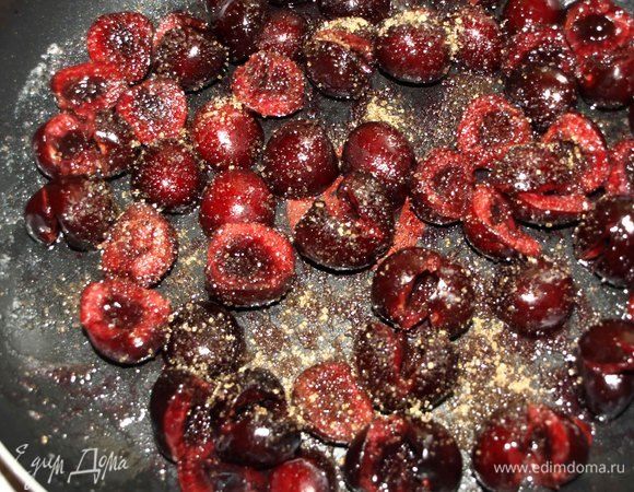 Разогреть в сковороде сливочное масло ТМ «Углече Поле». Добавить черешню и сахар. Обжарить 2–3 минуты. Добавить соль.