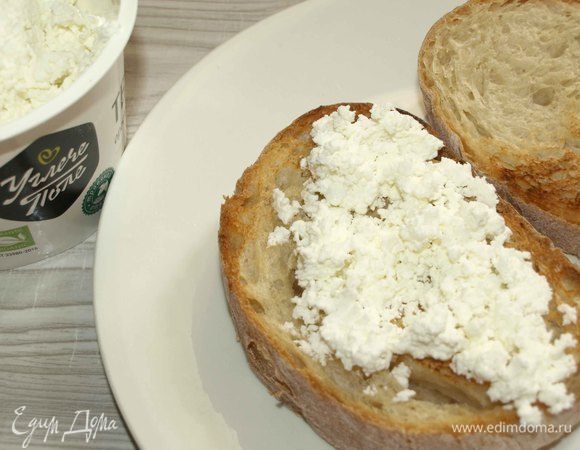 Хлеб подсушить на сковороде. Намазать на хлеб творог ТМ «Углече Поле».