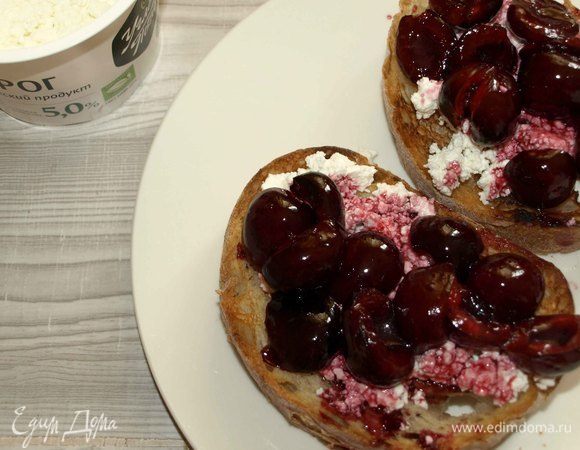 Сверху выкладываем черешню. Поливаем образовавшимся в сковороде соусом.