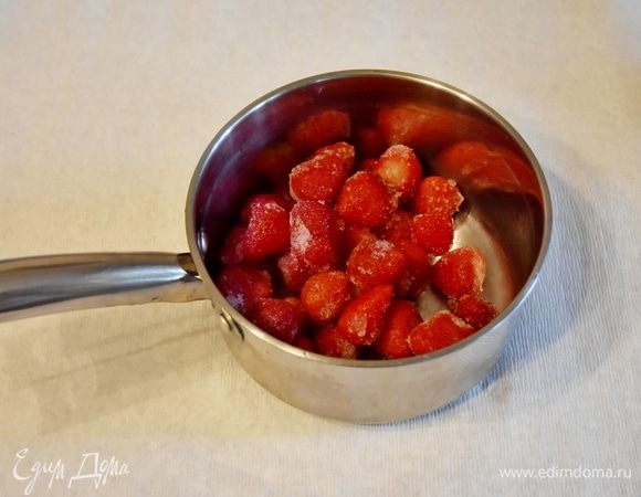 Клубнику можно взять свежую или замороженную.