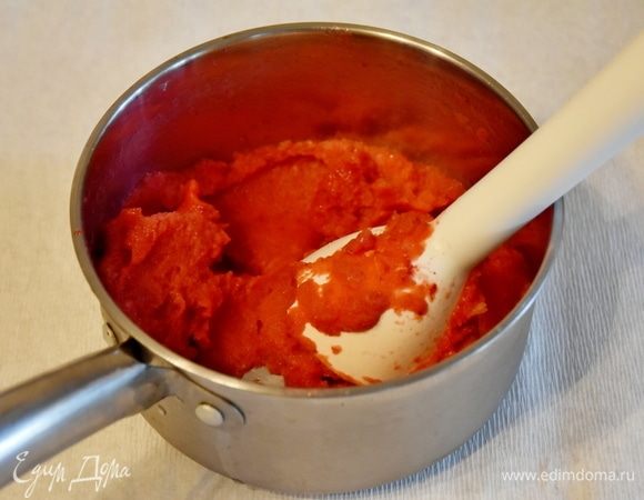 Пюрировать клубнику погружным блендером.