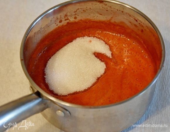 Добавить в клубничное пюре сахар. Довести клубничное пюре до кипения и полного растворения сахара.