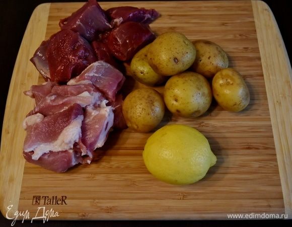 Для приготовления хашбрауна с фаршем подготовить следующие продукты: мясо свинины и говядины, картофель, лимон, соль и растительное масло для жарки.