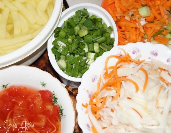 Для начала нужно сварить в мультиварке мясо курицы, обобрать его от костей, нарезать на кусочки, бульон процедить через ситечко. Затем нарезаем овощи соломкой и начинаем закладывать их в чашу мультиварки.