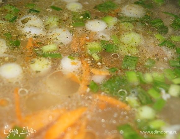 Когда вы уложили все овощи и нарезанное мясо в чашу, посолите, добавьте перец, любимые приправы, если хотите. Долейте кипяченой водой до разрешенного объема. У меня чаша на 4 литра. Так что вы можете регулировать густоту и вкус блюда сами, добавив соль или сахар, и добавляя или убавляя количество овощей. Затем закрываем крышку мультиварки, устанавливаем таймер на 30 минут и идем заниматься своими делами.