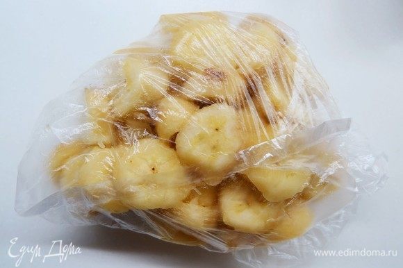 Нарезанные бананы сложить в пакет и убрать на несколько часов в морозильную камеру.