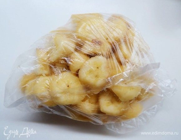 Нарезанные бананы сложить в пакет и убрать на несколько часов в морозильную камеру.