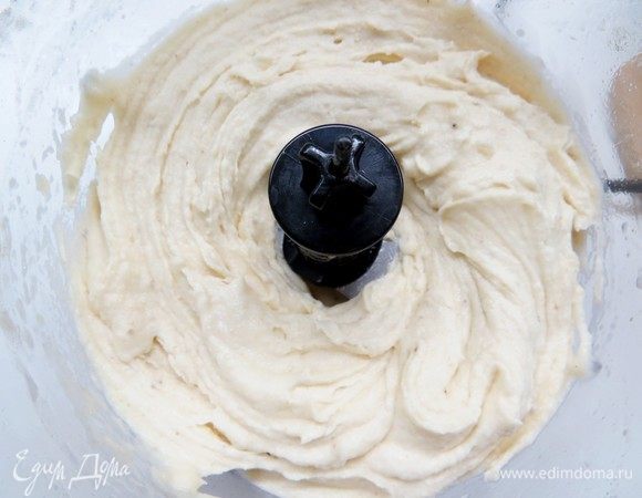 Спустя отведенное время вытащить бананы из морозилки, сложить в чашу блендера и начать взбивать замороженные бананы до образования гладкой, пюреобразной массы.