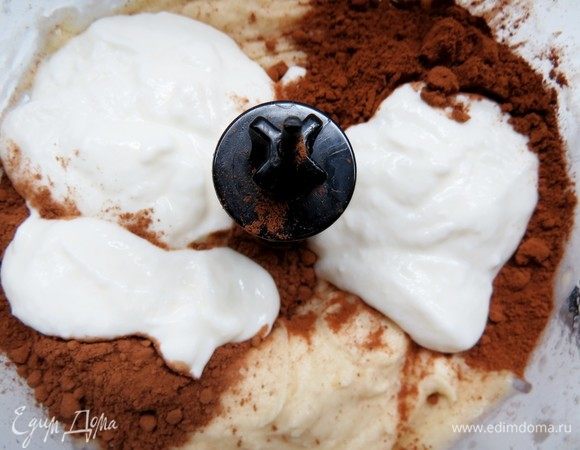 Добавить какао и густой йогурт, снова взбить блендером до однородности. Вместо йогурта также можно использовать густую сметану или мягкий творожок.