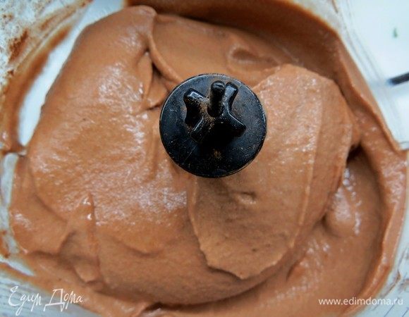 Мороженое готово к употреблению. Его можно съесть сразу или убрать в контейнер и заморозить.