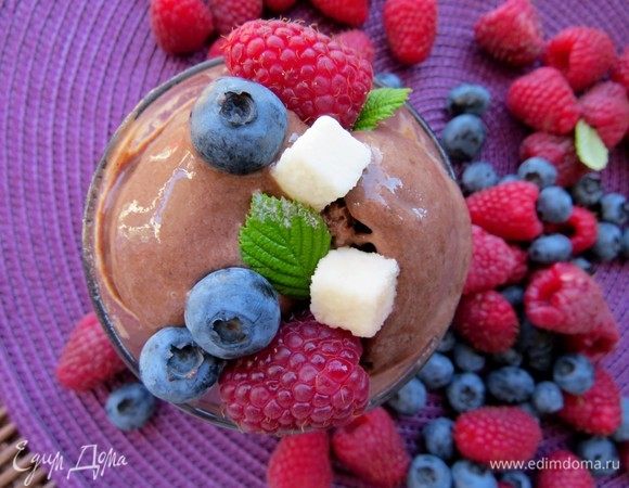 Такое мороженое по консистенции не отличается от сливочного и не образует кристаллов льда. Очень вкусно подавать с ягодами и листочками мяты. Приятного аппетита!