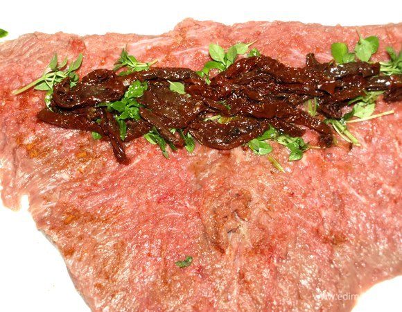 Вяленые томаты режем на длинные кусочки и кладем на базилик.