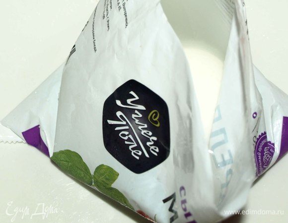 Достать моцареллу ТМ «Углече Поле». Нарезать на кружки. Весь шарик нам не понадобится.