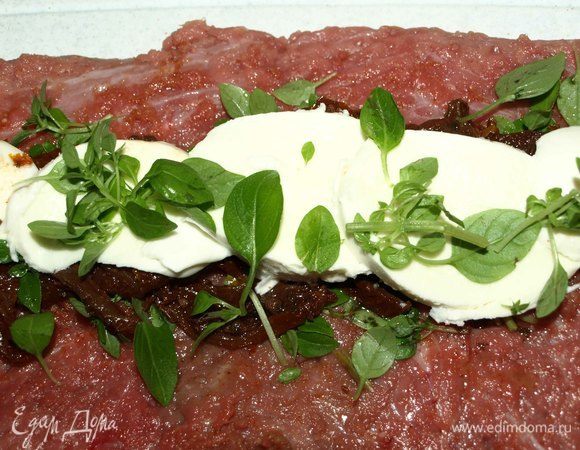 Выкладываем на вяленые томаты моцареллу и сверху кладем базилик.