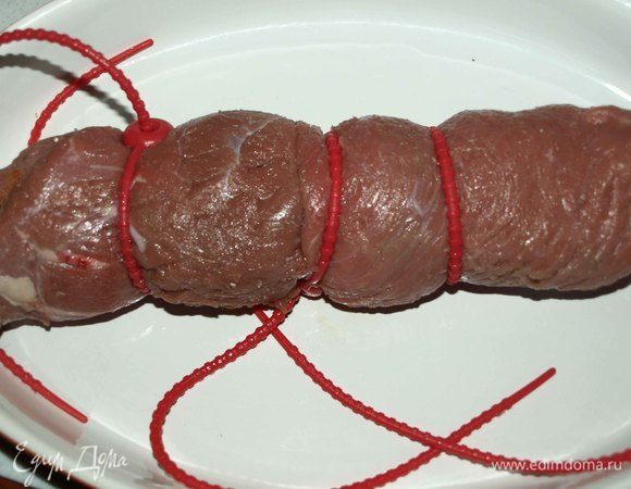 Сворачиваем рулет. Закрепляем кулинарной нитью или силиконовыми зажимами (очень удобная штука).