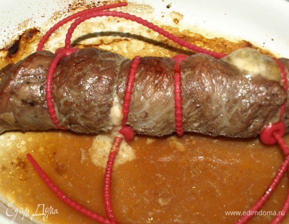 Выкладываем в жаропрочную посуду и отправляем в заранее разогретую до 180ºС духовку на 40 минут или 1 час (зависит от желаемой прожарки). Периодически поливаем рулет выделившимся соком.
