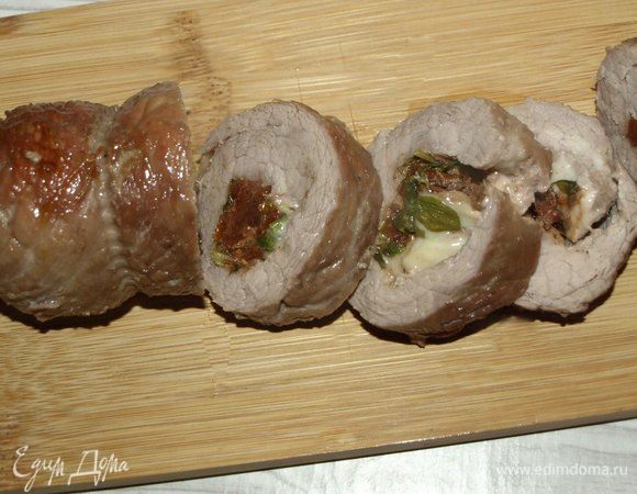 Достать готовый рулет, снять нить. Дать постоять 10 минут и разрезать на кусочки.