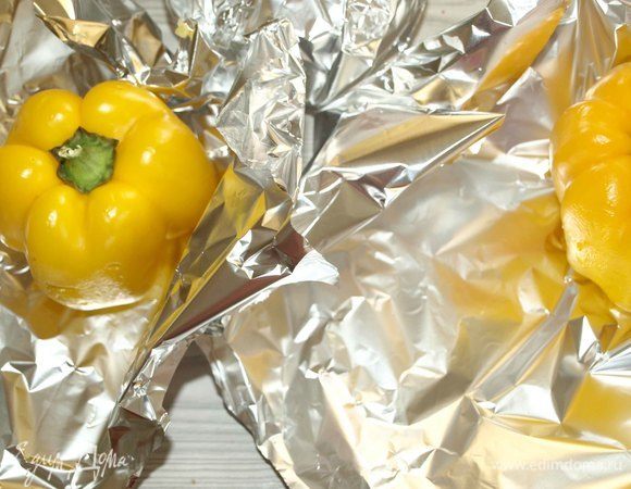 Желтый сладкий перец промыть. Высушить. Завернуть в фольгу и запечь в разогретой до 180ºС духовке 40–45 минут или при 200ºС 30–35 минут.