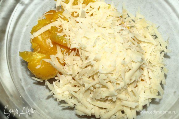 Сыр натереть и добавить к перцу.