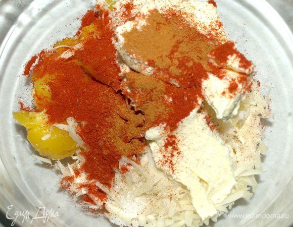 Добавить размягченное сливочное масло. Сладкую паприку, соль и острый красный перец.