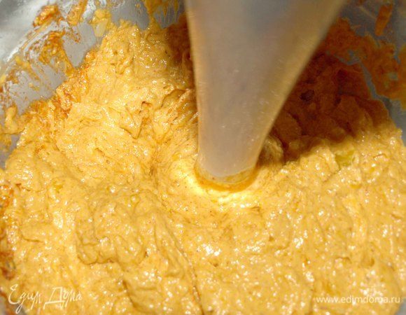 Измельчить погружным блендером. Не обязательно измельчать блендером. Перец мелко режем и перемешиваем все ингредиенты ложкой.