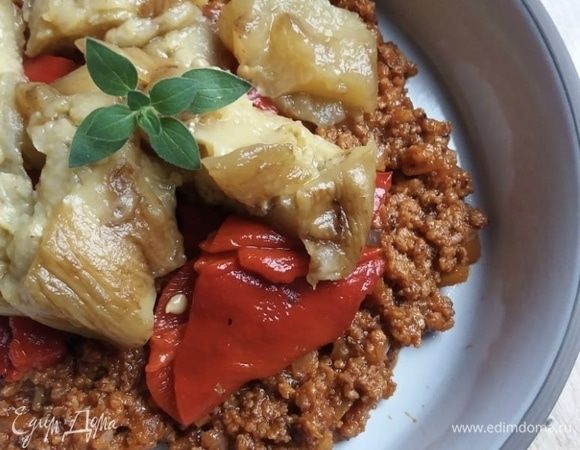 Фарш обжариваем на оливковом масле. Все время мешаем и разбиваем комочки. Мелко режем лук и высыпаем к фаршу. Сюда же добавляем вино, сахар, корицу, соль и перец. Тушим до полного испарения жидкости.