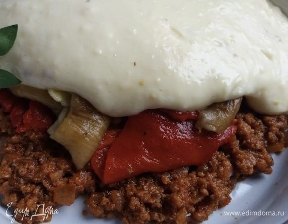 Приступаем к соусу. В сотейнике растопим масло и постепенно всыпаем муку, помешивая венчиком. Огонь делаем минимальным. Вливаем тонкой струйкой молоко и посыпаем мускатным орехом. Мешаем до загустения и снимаем с огня.