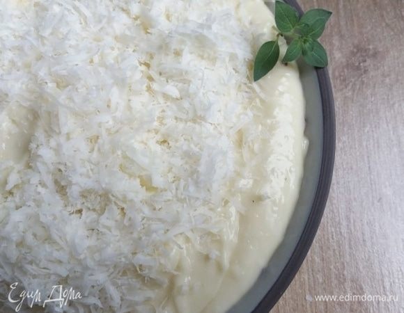 Приступаем к сборке блюда. Нам понадобится форма для запекания с бортиками. Сначала — нижний слой из баклажанов, выкладываем плотно друг к другу самые большие кусочки. Следующий слой — мясной фарш. Его накрываем слоем перца и снова баклажанов. Все это заливаются соусом и посыпается тертым сыром.