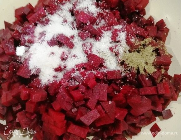 Сырую свеклу нарежем мелким кубиком. Высыпаем в сотейник. Добавляем к свекле соль, сахар, перец душистый молотый.