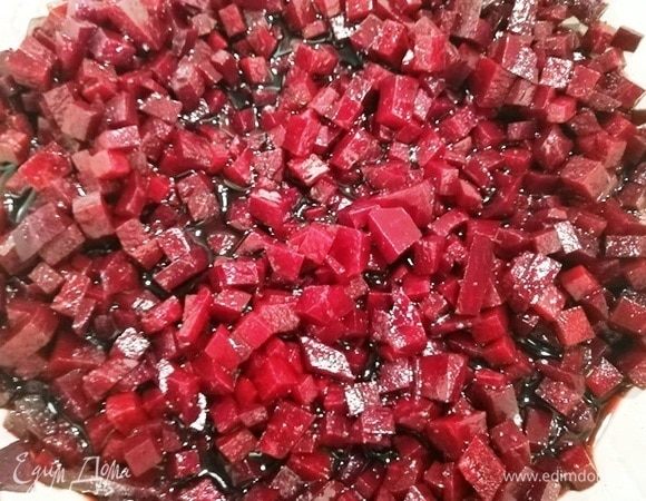 Добавляем к свекле. Перемешиваем, ставим сотейник со свеклой и маринадом на плиту. Доводим до кипения, снижаем температуру конфорки почти до минимума и тушим свеклу 30–35 минут при закрытой крышке.