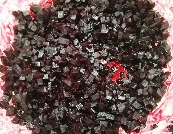 Если за это время жидкость полностью не выпарилась, прибавляем огонь и выпариваем жидкость при постоянном помешивании. Перекладываем свеклу и охлаждаем.