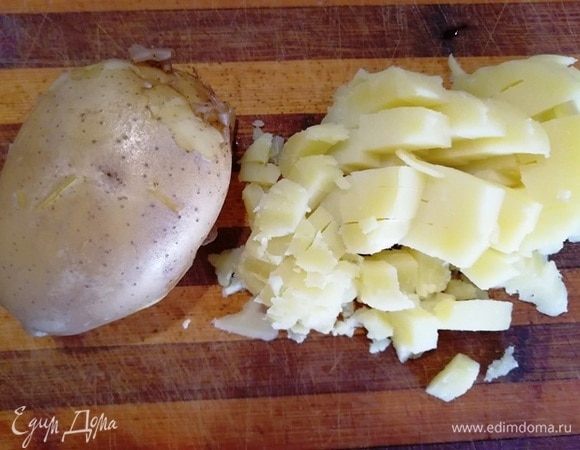 Вареный картофель нарезаем кубиком, как свеклу.
