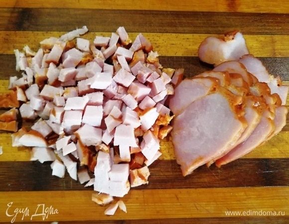 Нарезаем копченое мясо. Можно взять колбасу или не добавлять мясо вовсе, если готовите постный вариант.