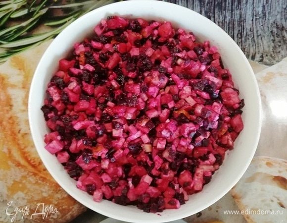 Перемешиваем все составляющие основы супа. Обратите внимание, я не добавляю соль и перец, чтобы не было лишней жидкости. Зелень я также кладу при подаче. Основу супа храним в холодильнике. Заправляем квасом или кефиром при подаче по вкусу.