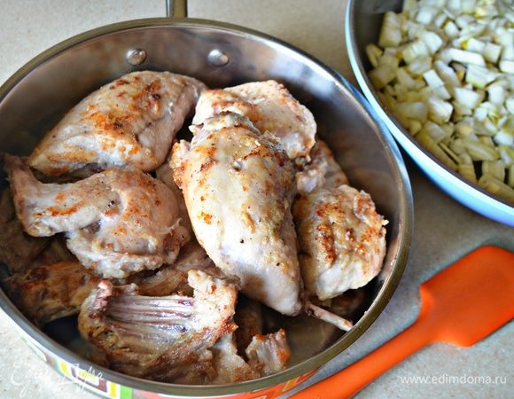 Обжарить каждый кусочек на раскаленном растительном масле с каждой стороны по 3 минуты до легкой румяной корочки. Переложить в сотейник. В этой же сковороде слегка обжарить нарезанный кубиками репчатый лук (2 большие луковицы).