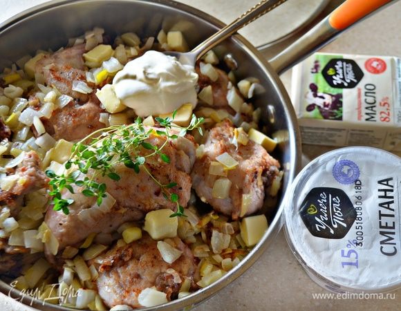 Выложить лук поверх кролика, добавить 5 ст. л. сметаны, распределить кусочки сливочного масла, мелко порванные веточки тимьяна. Добавить 200 мл воды, посолить и тушить при закрытой крышке 1 час. Время от времени аккуратно переворачивайте кусочки кролика, поливая их соусом. При необходимости можно немного добавить воды. После чего добавить нарезанный тонкими ломтиками чеснок и тушить еще 20 минут. За 5 минут до готовности добавьте 2 небольших лавровых листа.