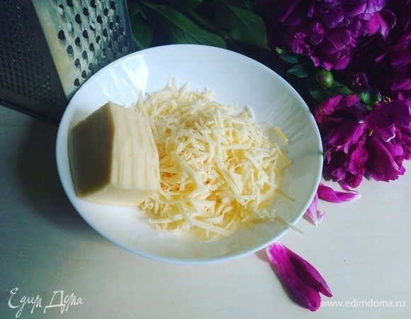 Приступим к сырной массе. Трем на терке сыр.