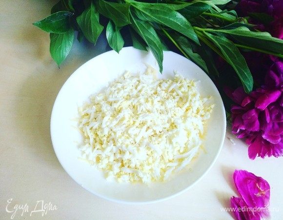 Затем трем яйца.