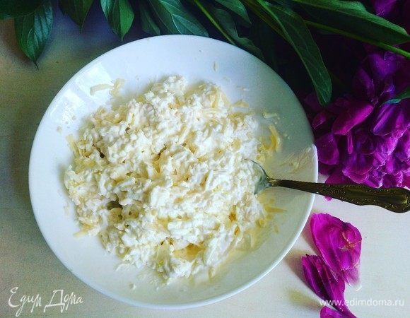 Перемешиваем, добавляем сметану и майонез. Сырная масса готова.