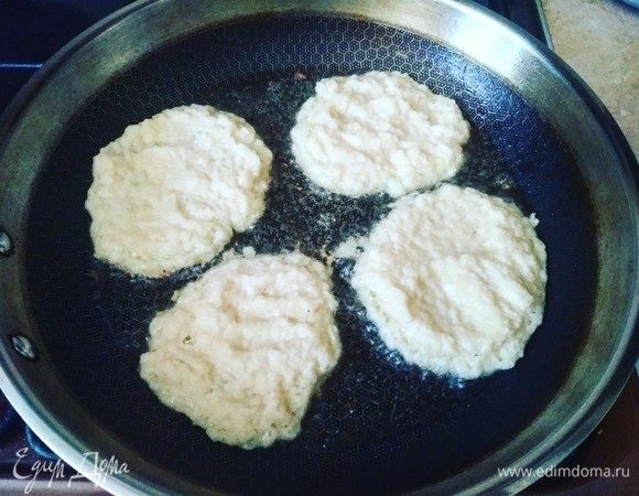 Выкладываем картофельную массу на сковороду с разогретым растительным маслом.