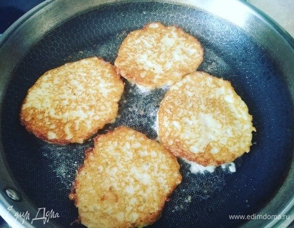 Обжариваем и переворачиваем.