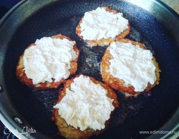 Сверху кладем немного сырной массы, накрываем крышкой, чтобы сыр расплавился.